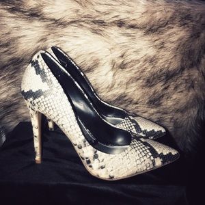 Pointed high heels ( snakeskin )